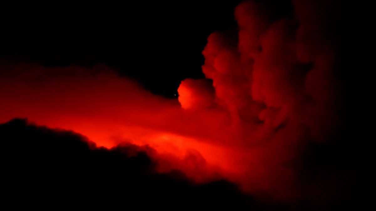 L’Etna erutta lava ad un’altezza di cinque chilometri.  Il cielo qui è rosso, ha detto a Novinka un residente locale